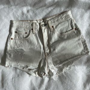 Levi’s White Jean Short. Size W27